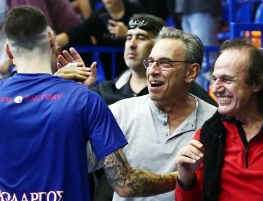 Ο Βασίλης Παπακωνσταντίνου ερμηνεύει τον ύμνο του Χολαργού με...ροκ διάθεση (βίντεο)